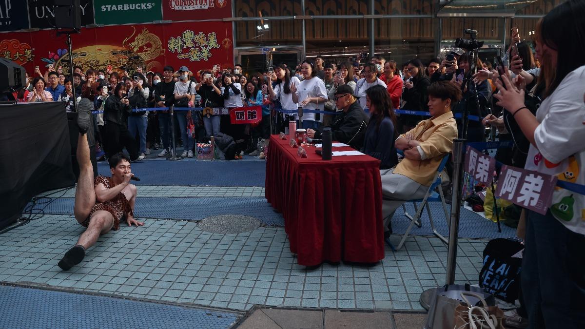 他高衩豹紋泳裝勇奪10萬！人夫男星不敢直視　超辣畫面曝光