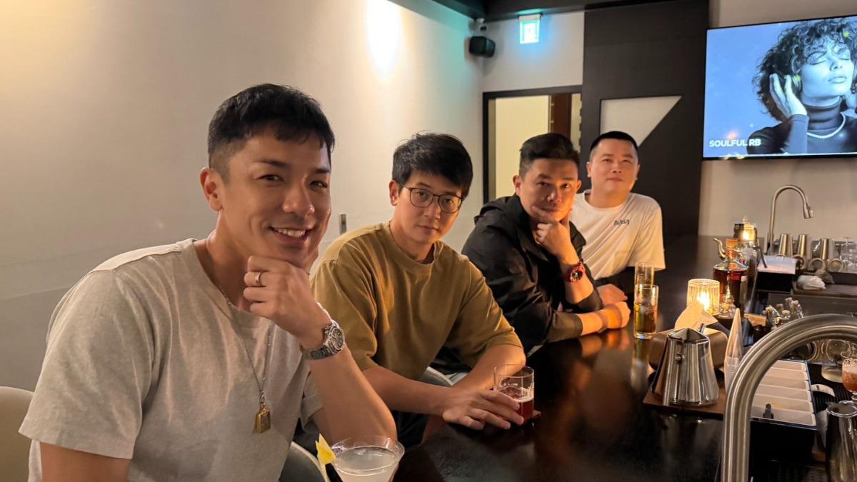 楊皓崴(左一)招呼客人沒架子。(圖/爾傑娛樂提供)