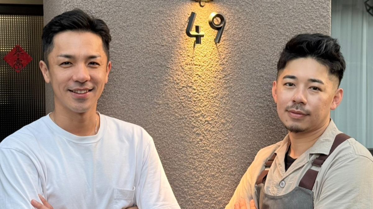楊皓崴(左)開店經驗傳承給弟弟。(圖/爾傑娛樂提供)