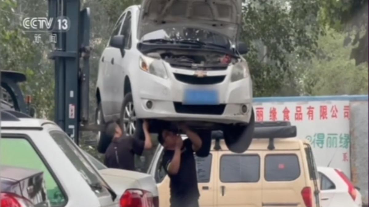 大陸央視調查發現,沒有牌照的拆車廠高價收報廢車,轉頭拆解老舊甚至故障的零件送到市場販售。(圖/大陸央視)