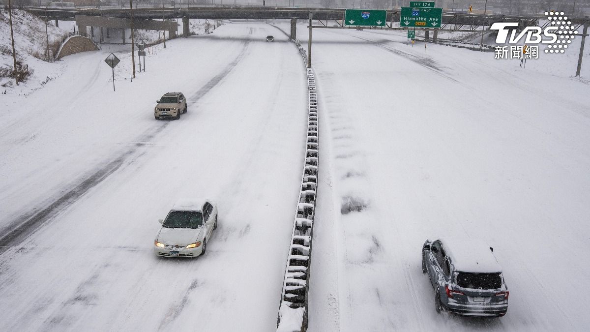暴風雪襲擊明尼亞波利斯，車輛行駛在被白雪覆蓋的高速公路上。（圖／達志影像美聯社）