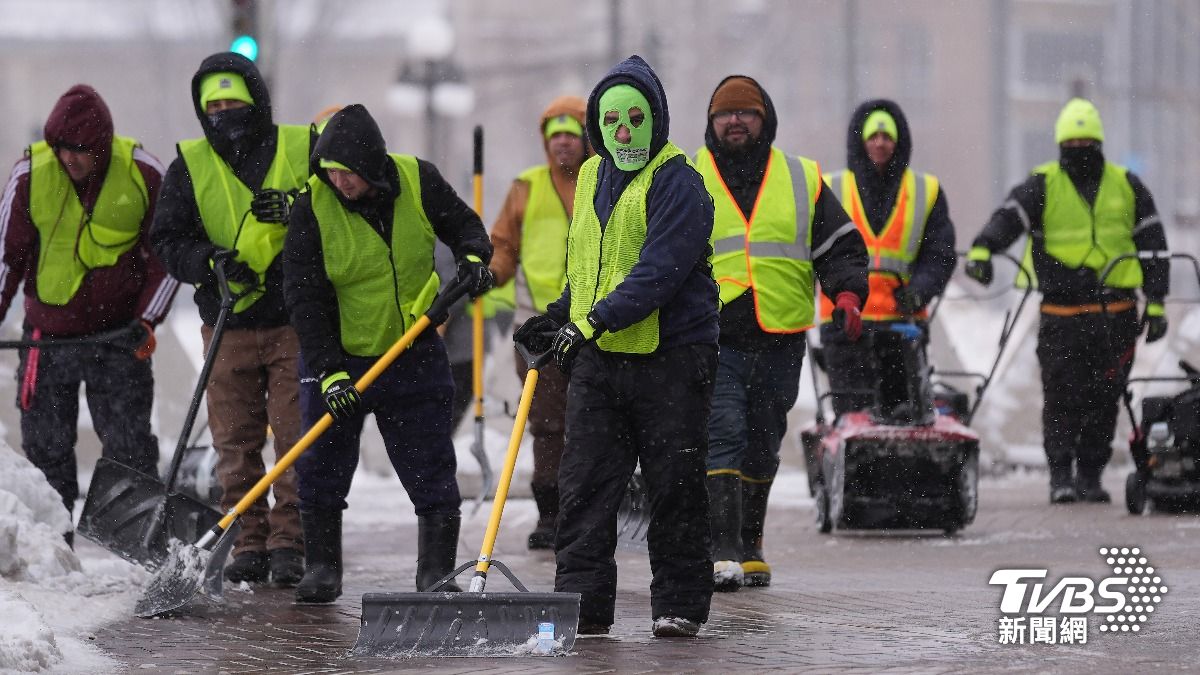 工人們在明尼蘇達州聖保羅清理地面積雪。(圖/達志影像美聯社)