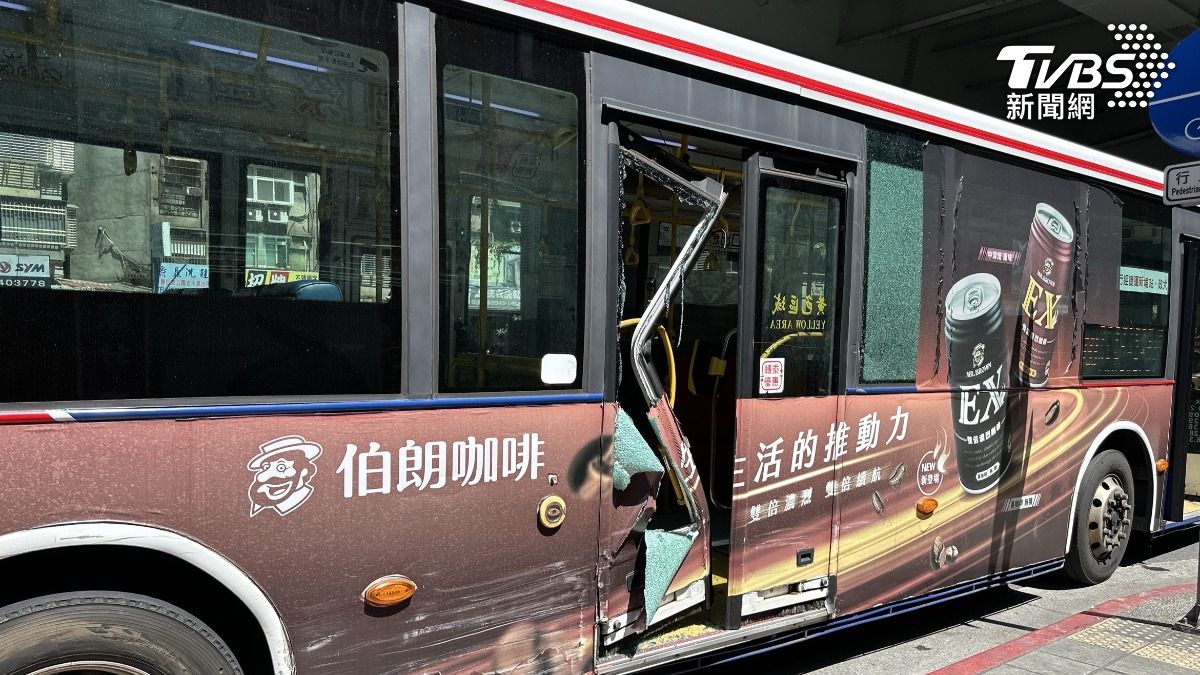 有片/疑外輪差釀禍!中和大貨車、公車碰撞「車門變形」乘客嚇壞