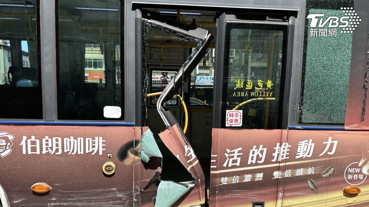 公車車門凹陷成M字型。(圖/TVBS)