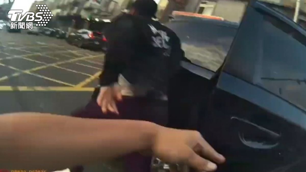 員警上前盤查時,逃逸移工趁隙衝下車拒檢。(圖/TVBS)