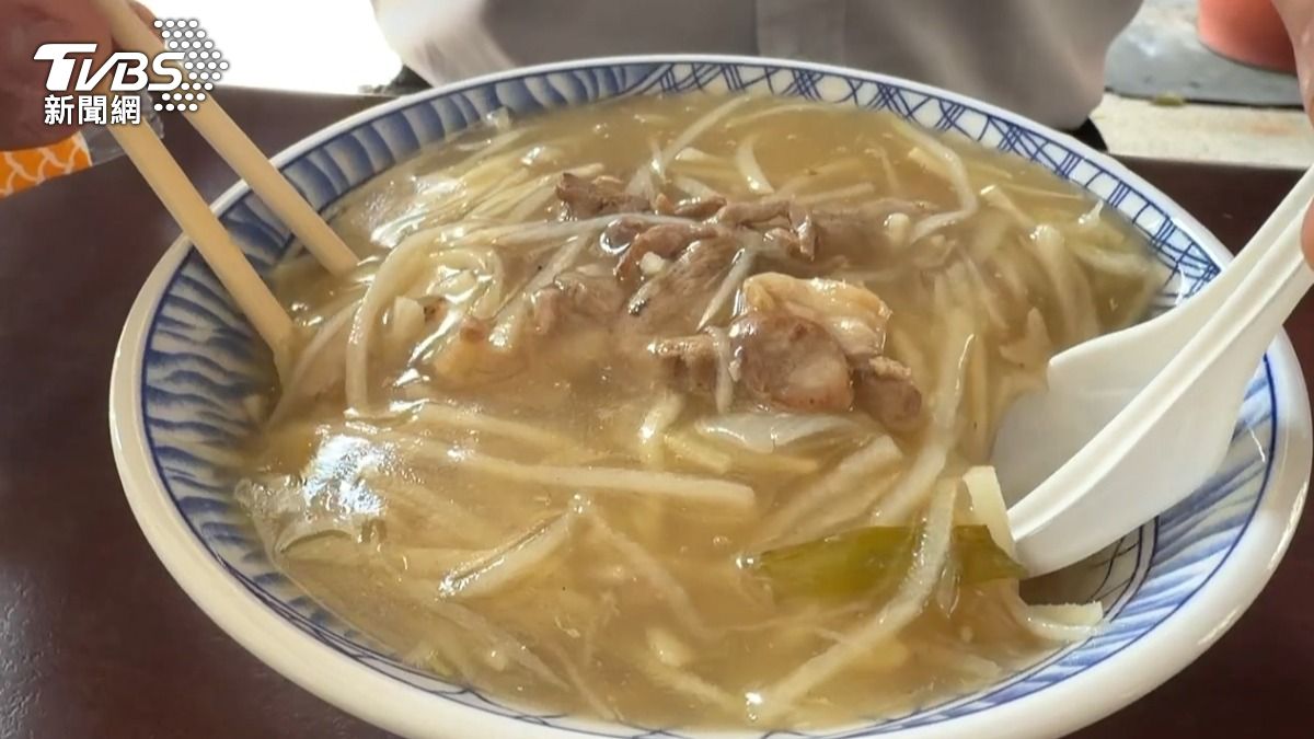 這家生炒鴨肉羹店，以切片鴨肉的鮮美搭配台南特有的甜味，讓這家店連續2年獲得米其林必比登推薦肯定。（圖／TVBS）