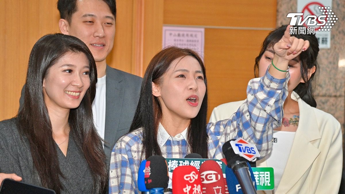 國民黨培訓強碰!徐巧芯台上講課 蕭敬嚴坐最後一排閃超遠