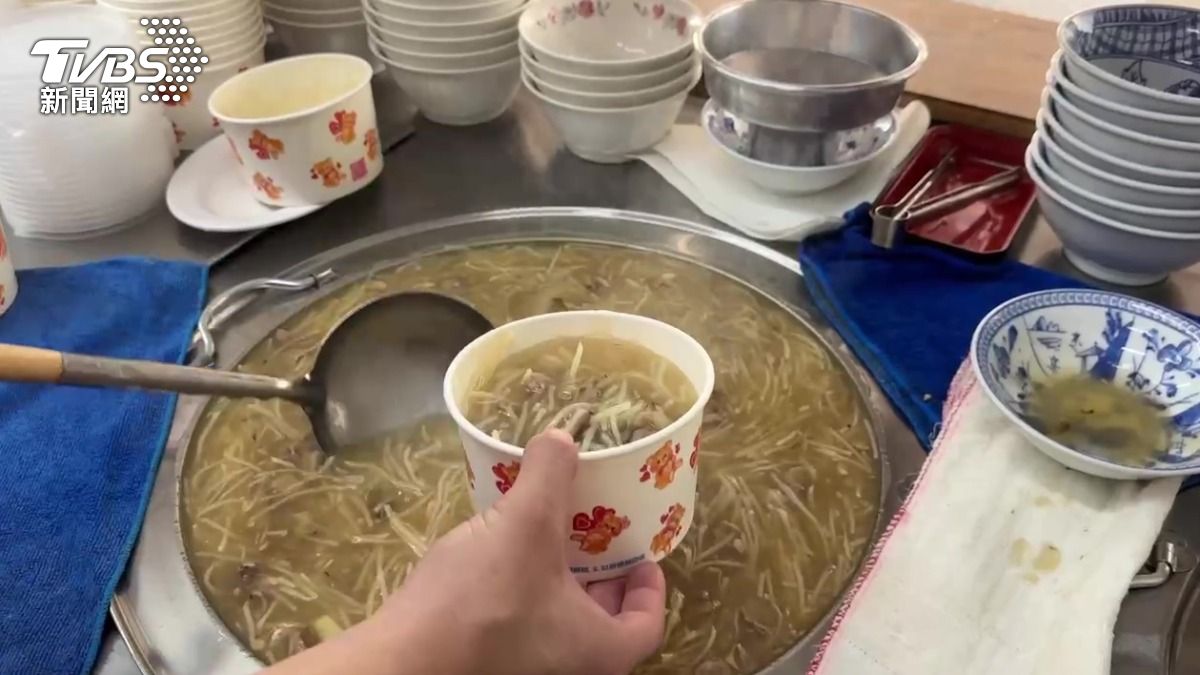 鴨肉羹老闆坦言，現在原物料持續上漲，店內使用的是溫體鴨肉而非冷凍品，成本本來就比較高。（圖／TVBS）
