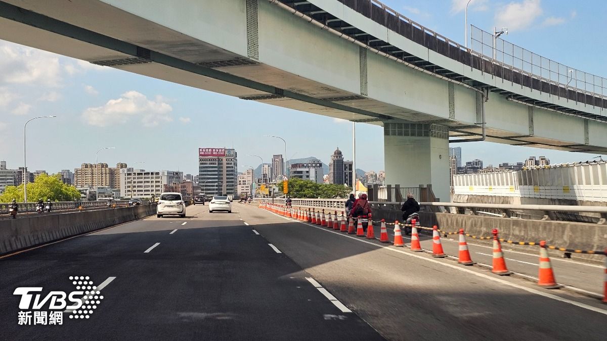 大漢橋機慢車專用道實體分隔島拆除工程,預計5月31日前完成。(圖/TVBS)