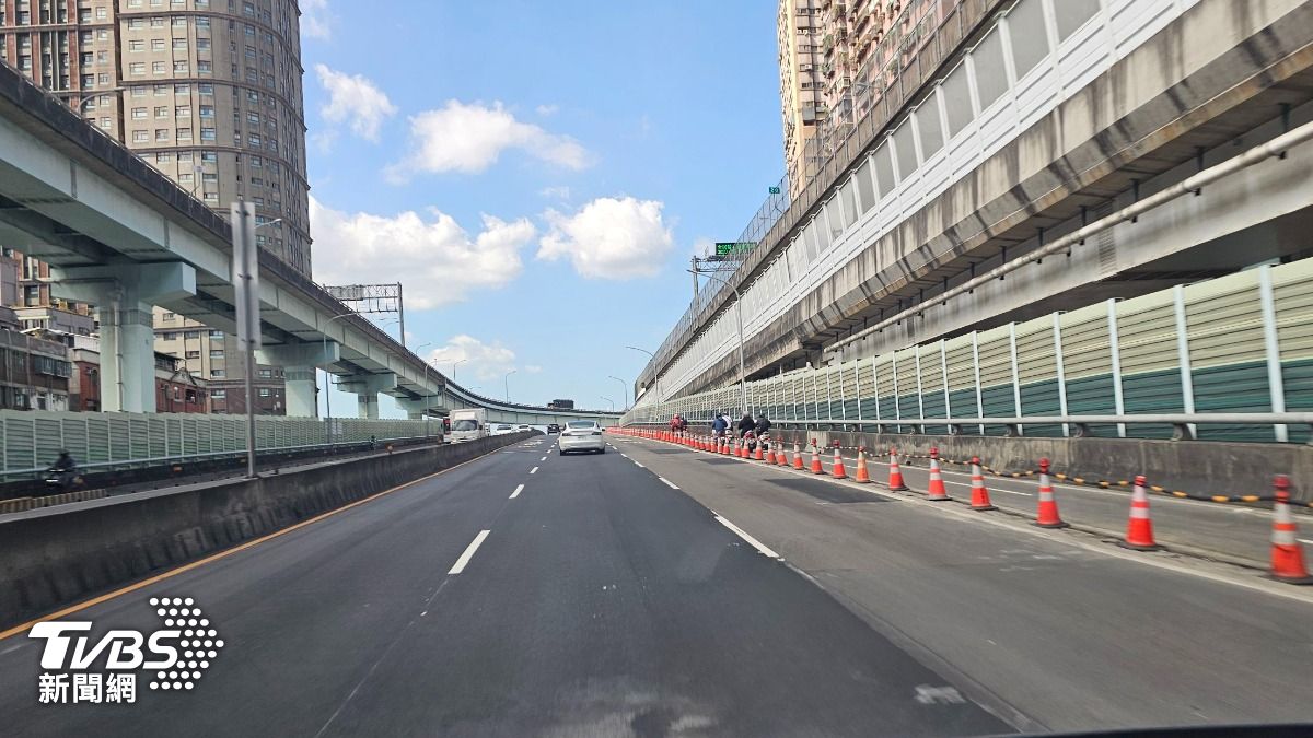 施工期間縮減部分車道，用路人行經工區時請減速慢行、提高警覺，確保自身及施工人員安全。（圖／TVBS）
