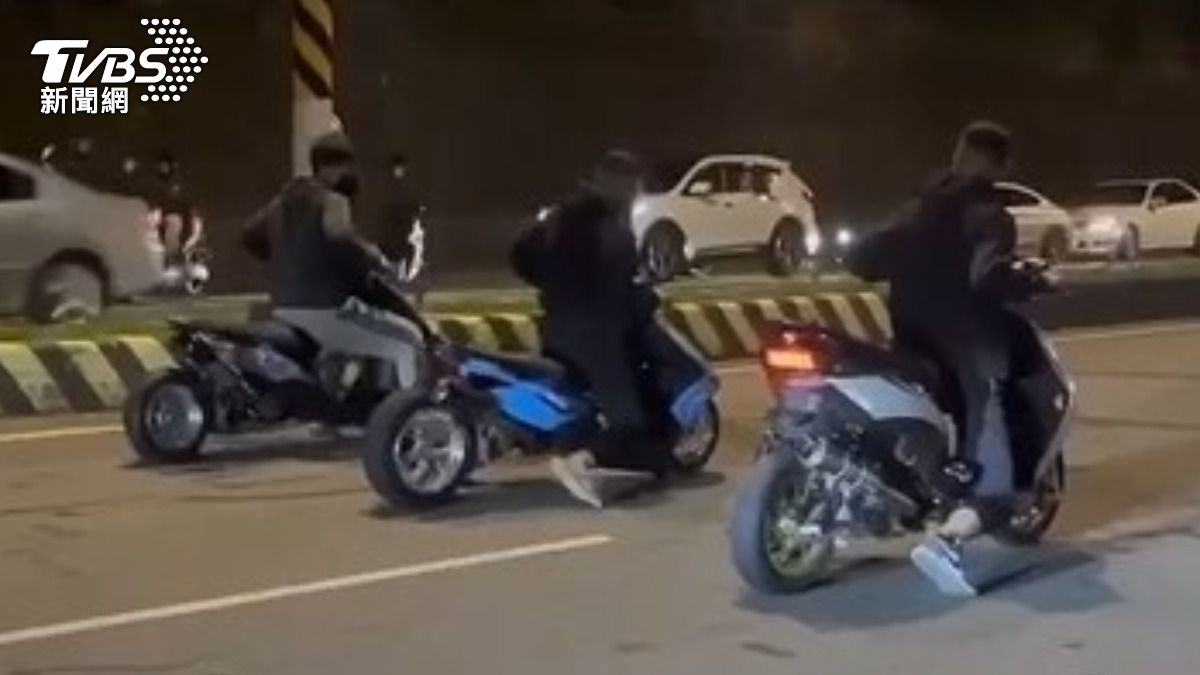 飆車族沒戴安全帽，騎乘改裝機車競速。（圖／TVBS）
