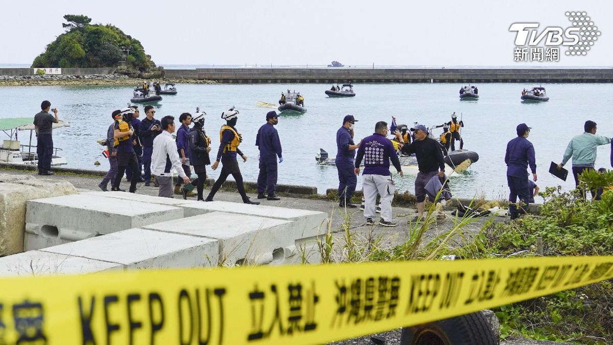 日本海上保安廳官員在沖繩準備搜尋傾覆船隻。(圖/達志影像美聯社)