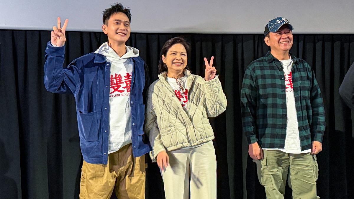 劉冠廷(左起)、楊貴媚、庹宗華三人手牽手重現戲外限定的「世紀大和解全家福」。(圖/水花影業提供)