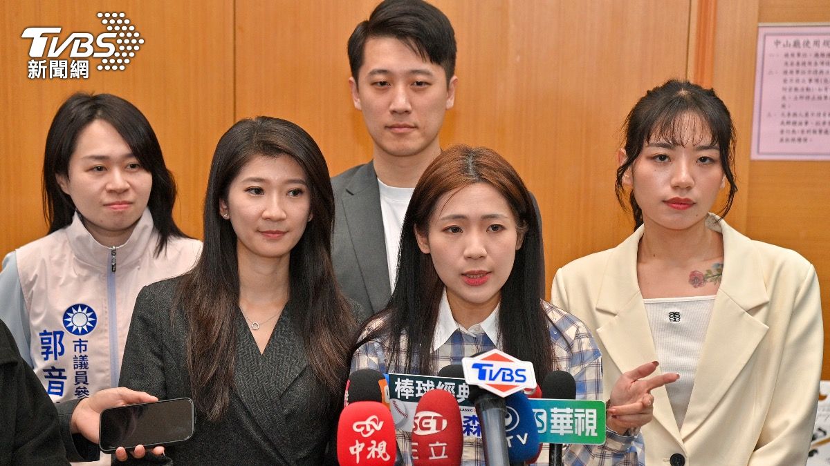 國民黨立委徐巧芯(右二)再次砲轟蕭敬嚴。(圖/胡瑞麒攝)