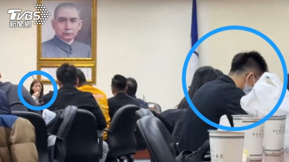 國民黨舉辦新人培訓課程，徐巧芯與蕭敬嚴同場零互動。（圖／TVBS）