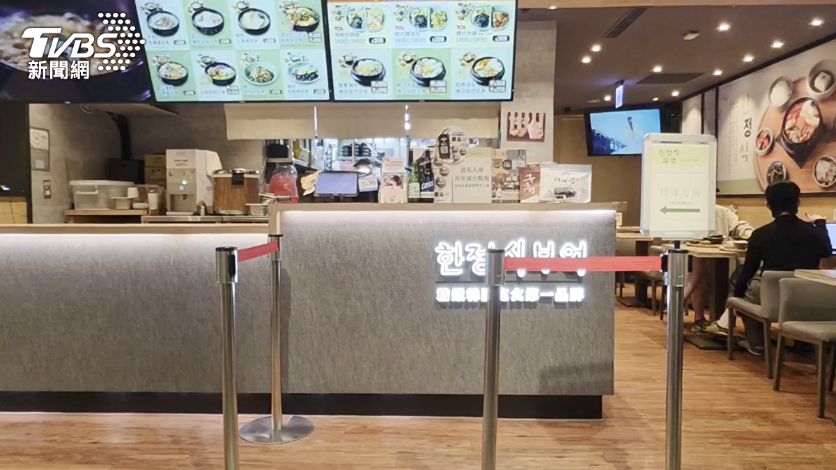 近期有網友發現,在高雄兩家不同百貨的美食街,同品牌的韓式料理分店,菜單與價格有所不同,甚至差了70元。(圖/TVBS)