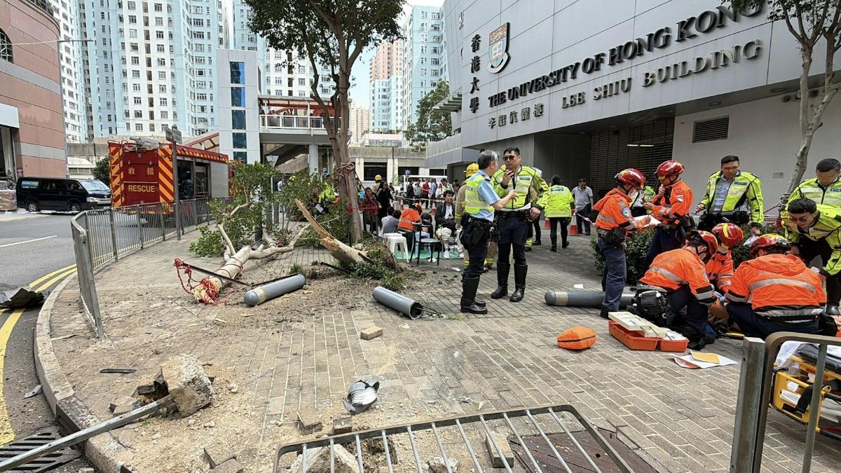 香港九龍灣驚傳驚悚車禍，電動車失控撞上人行道。（圖／香港01提供）