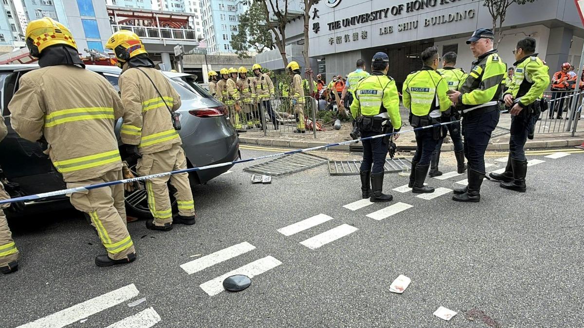 香港九龍灣電動車失控撞上人行道,造成多人受傷。(圖/香港01提供)