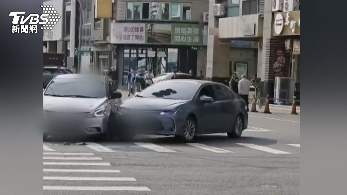 藍色國產車不滿被按喇叭、妻兒又被對方撞上，開車衝撞銀色轎車。（圖／TVBS）