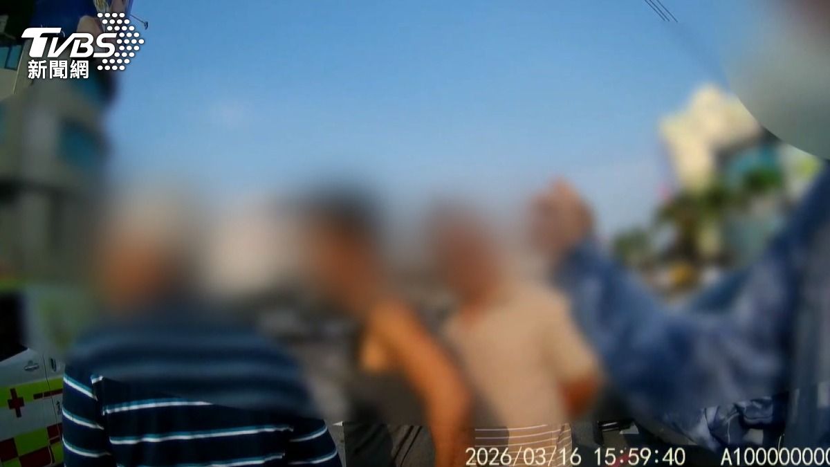 銀色轎車方姓駕駛表示，是因為「按喇叭提醒對方綠燈了」，控訴對方路怒症發作。（圖／TVBS）