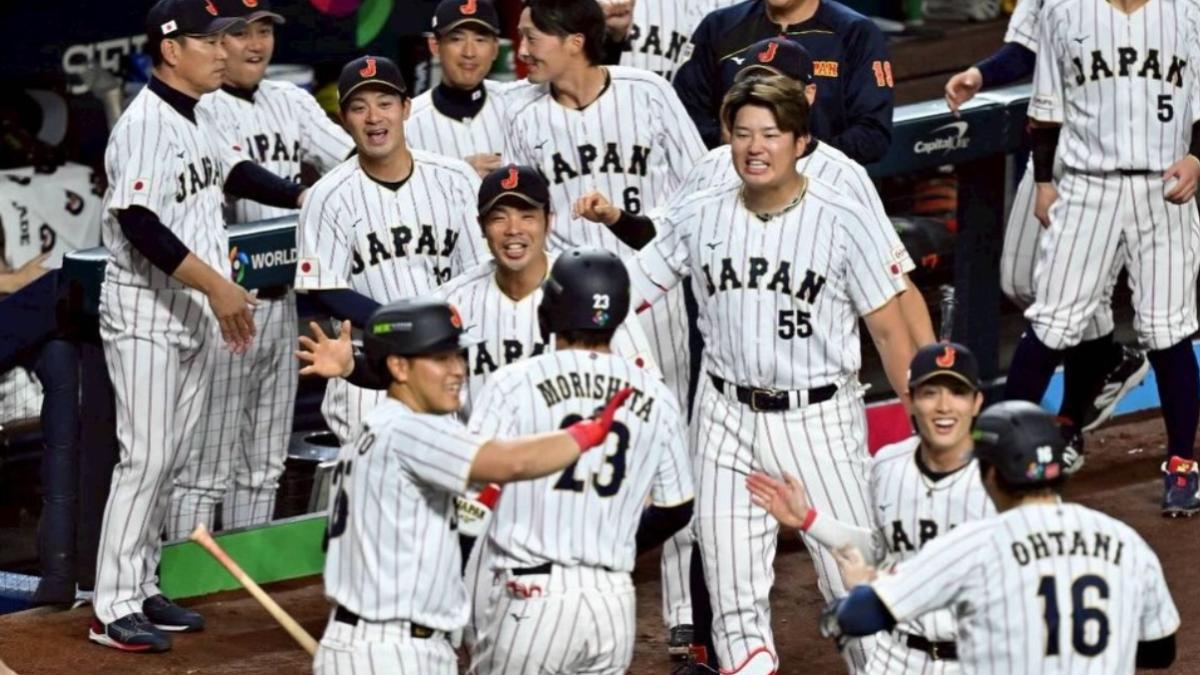 日本隊得分後開心擊掌。(圖/翻攝自大谷翔平IG)