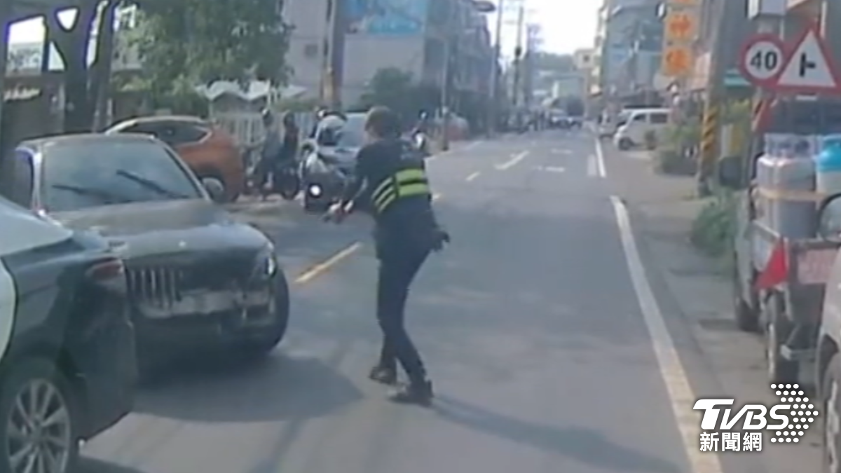 毒衝險撞警，員警連開2槍。（圖／TVBS）