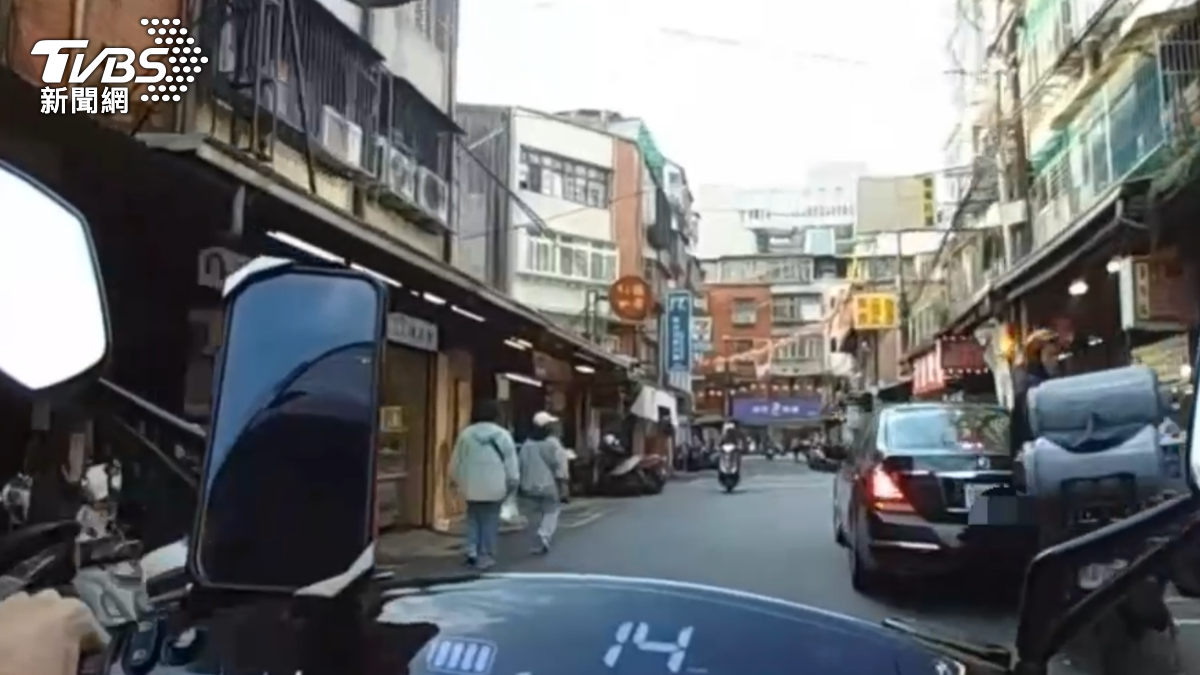 一名毒品通緝犯違規停車，遇到員警盤查卻拒檢逃逸。（圖／TVBS）