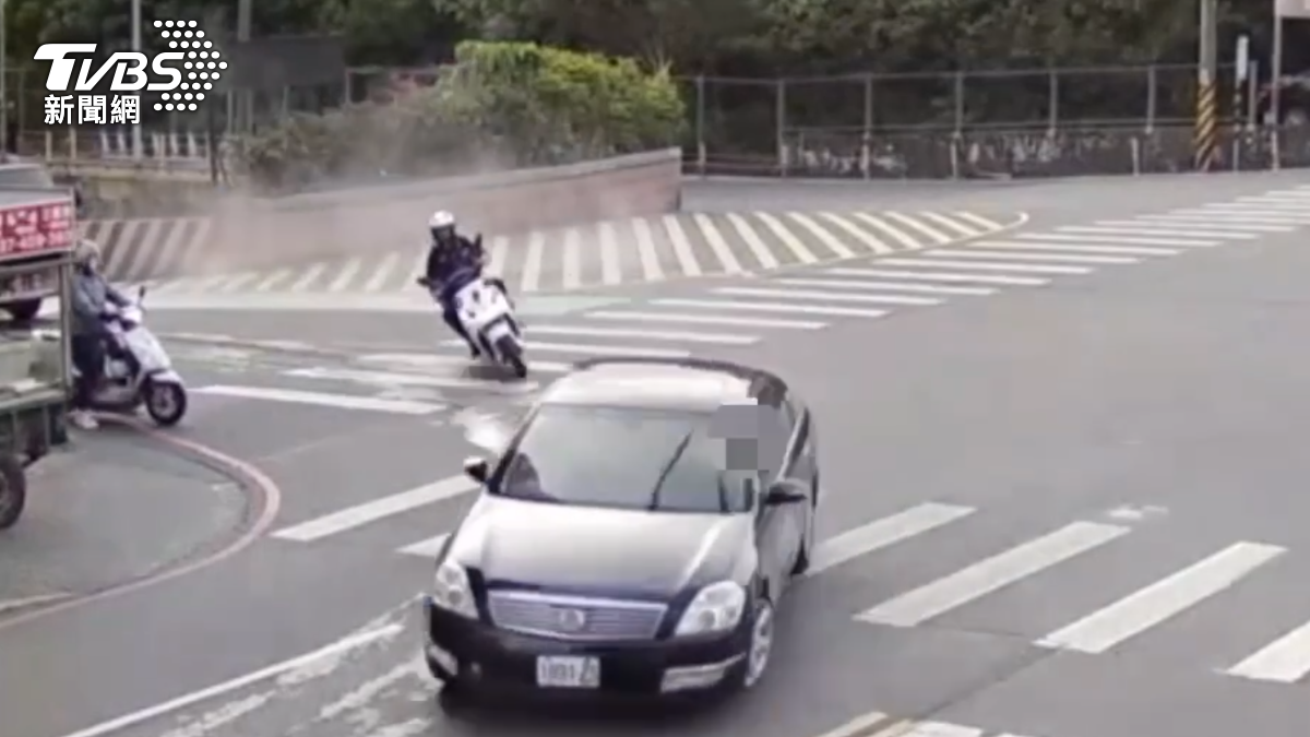 逃逸狂飆10公里，途中撞傷2部機車，直到汽車爆胎才落網。（圖／TVBS）