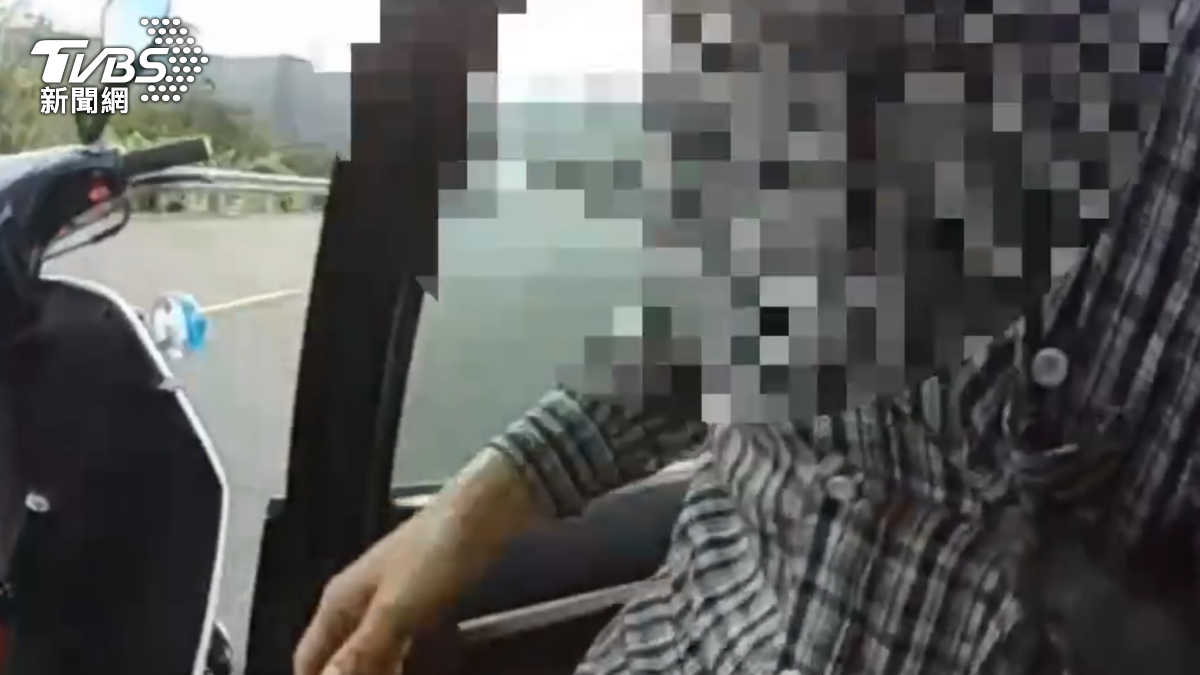 警方發現嫌犯疑似市毒品案遭通緝，心虛落跑，最後依照毒品、肇事逃逸、公共危險等移送。（圖／TVBS）
