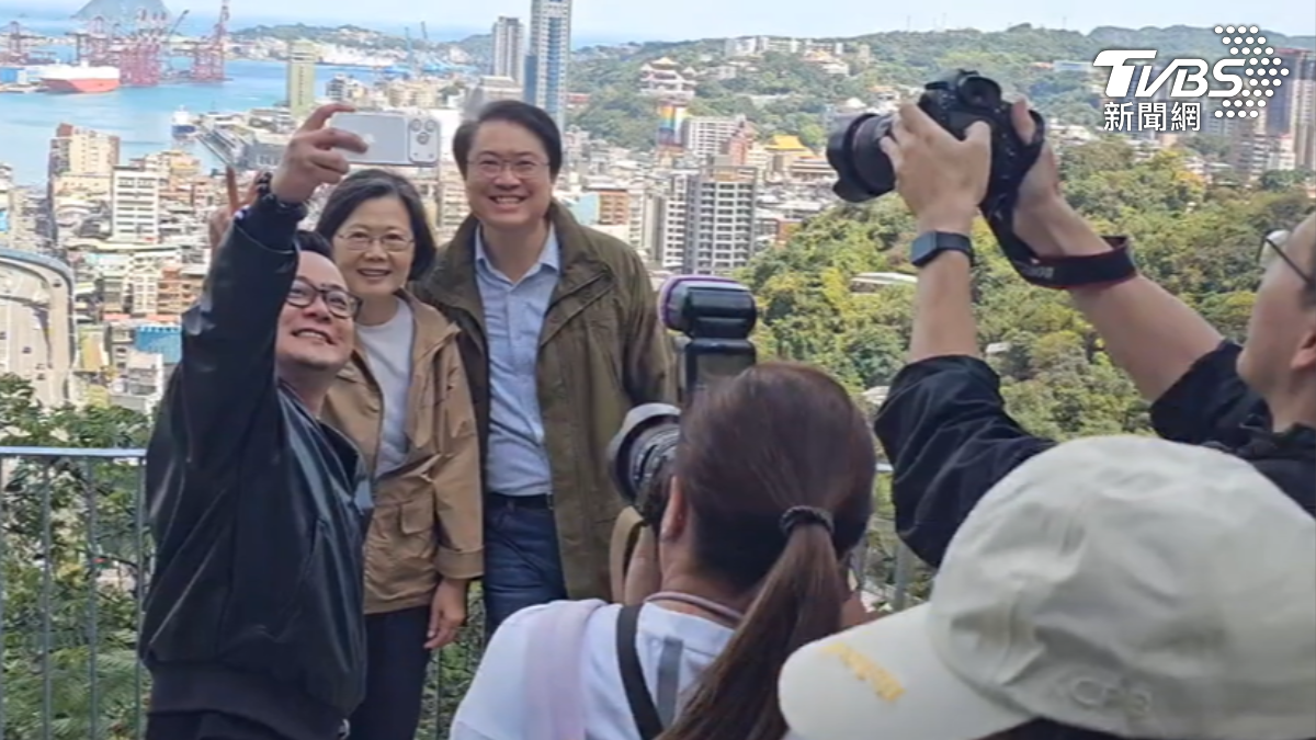 前總統蔡英文與前基隆市長林右昌,合體陪同童子瑋爬山拉抬選情。(圖/TVBS)