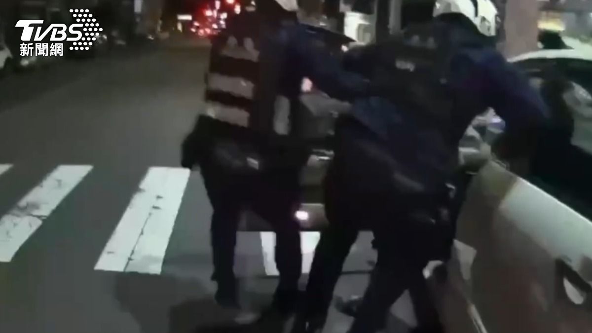 員警當機立斷使用警棍破窗,將47歲駕駛呂嫌強勢壓制逮捕。(圖/TVBS)