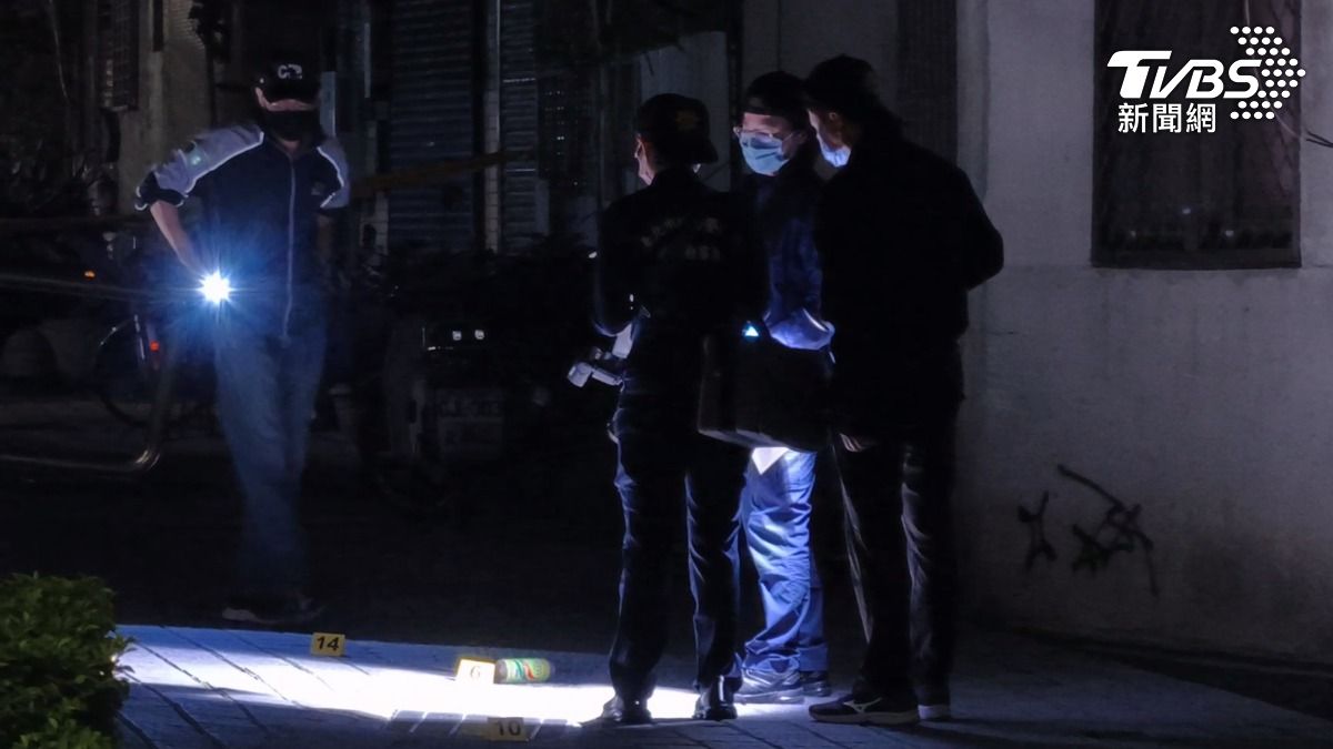 連男一方出動7人,並持鎮暴槍到場威嚇,連男忿恨難平之下對許男及其1名同行友人發動毆打及射擊。(圖/TVBS)