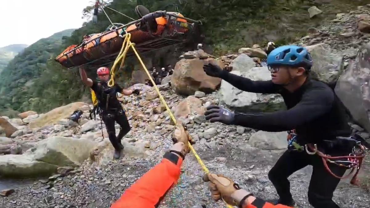 南澳深山意外 登山客遭落石擊傷消防空勤聯手救援。(圖/空勤總隊)