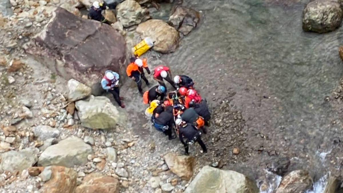 鹿皮林道登山遇險 男子遭落石砸中直升機後送。(圖/宜蘭縣消防局)