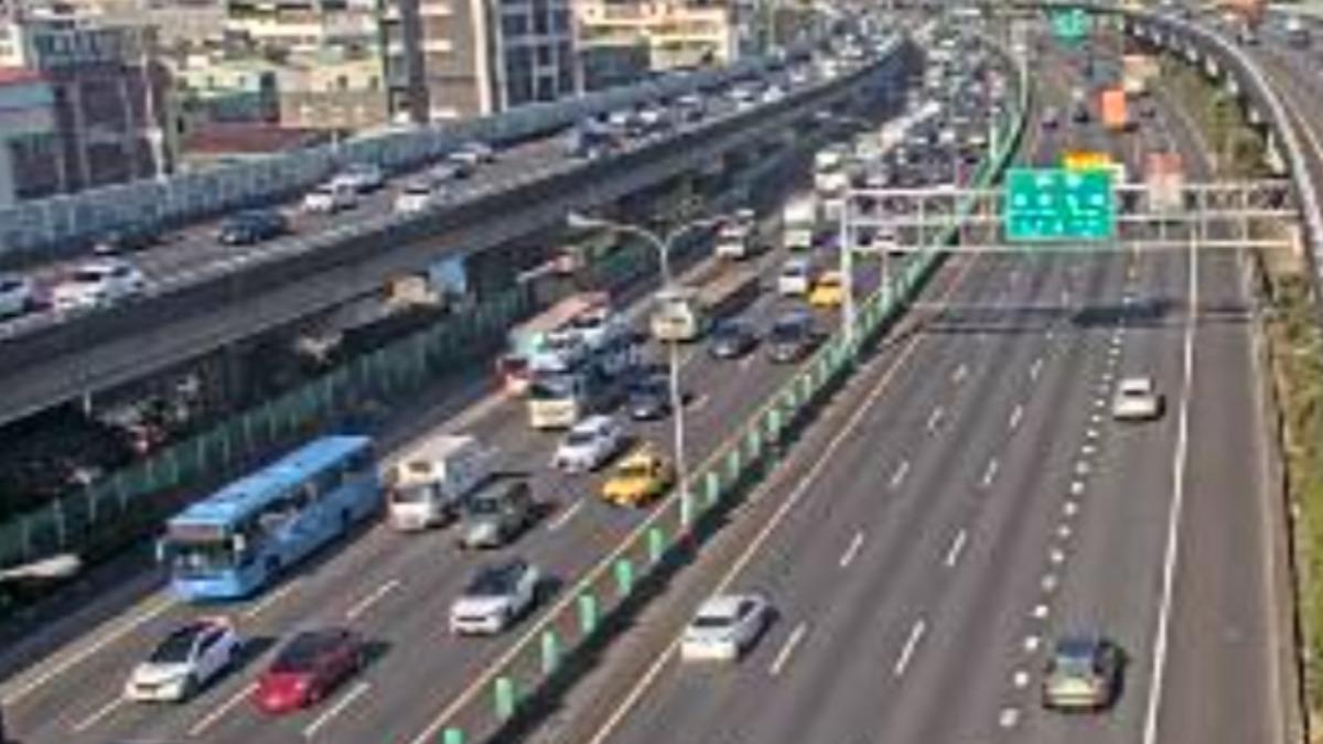 國道1號北上29.2km處發生兩車事故。(圖/翻攝自國道即時影像)