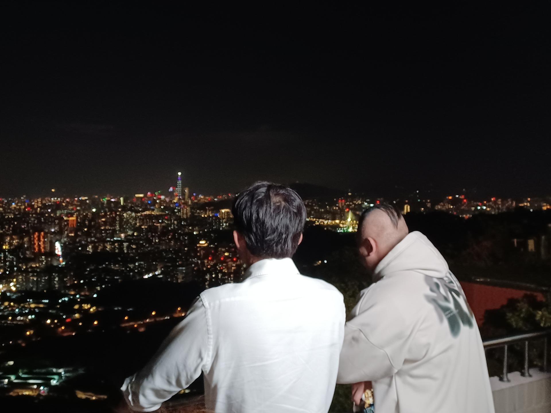 黃國昌和網紅館長一起看夜景。(圖/翻攝自黃國昌Threads)