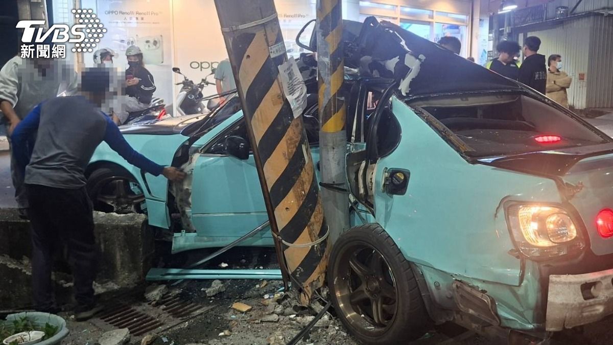 高雄轎車高速撞電桿「凹成V型」　2人胸腔骨折、肋骨斷