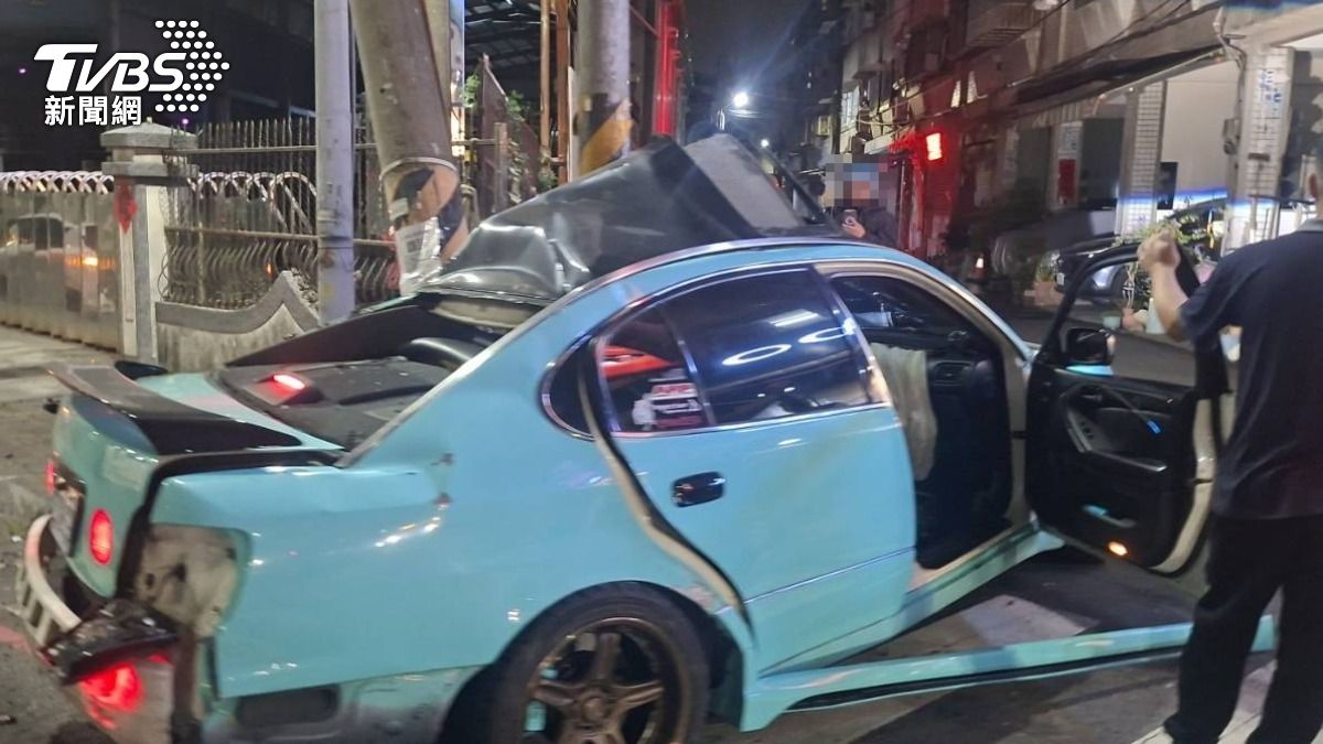 轎車撞電線杆凹成「V字型」嚴重受損。(圖/TVBS)