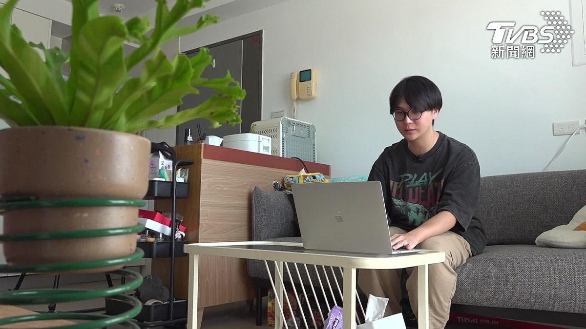 在知名遊戲公司擔任遊戲美術的Kai說，剛出社會時，薪資連四萬元都不到。在學時也就知道，平面設計與相關領域，在整體就業市場中本來就不算高薪，因此只能利用下班時間接案，補貼生活開銷。(圖／TVBS)