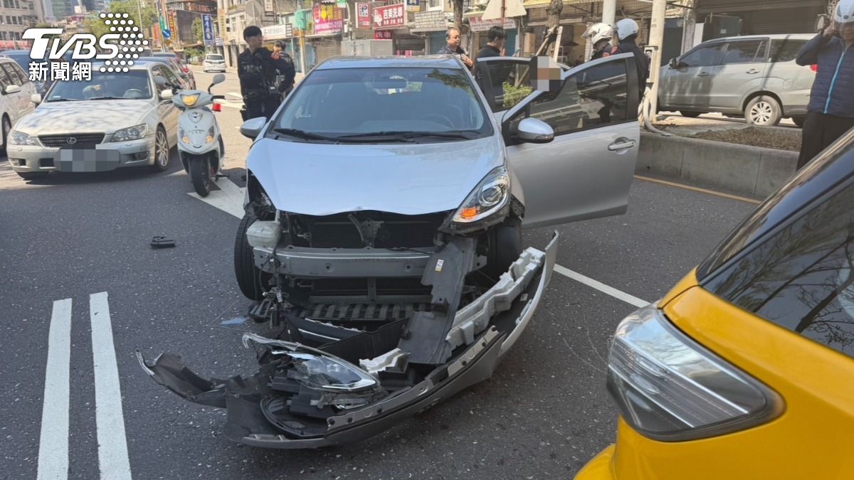 邊開邊吸！中和男毒駕蛇行當碰碰車　衝人行道再擊落小黃