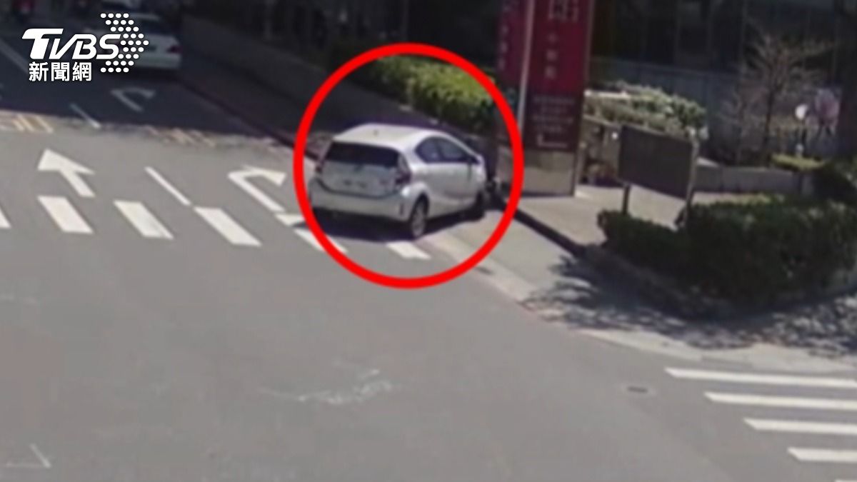男子先是撞上人行道接著往中央分隔島暴衝,最後再撞上前方計程車。(圖/TVBS)