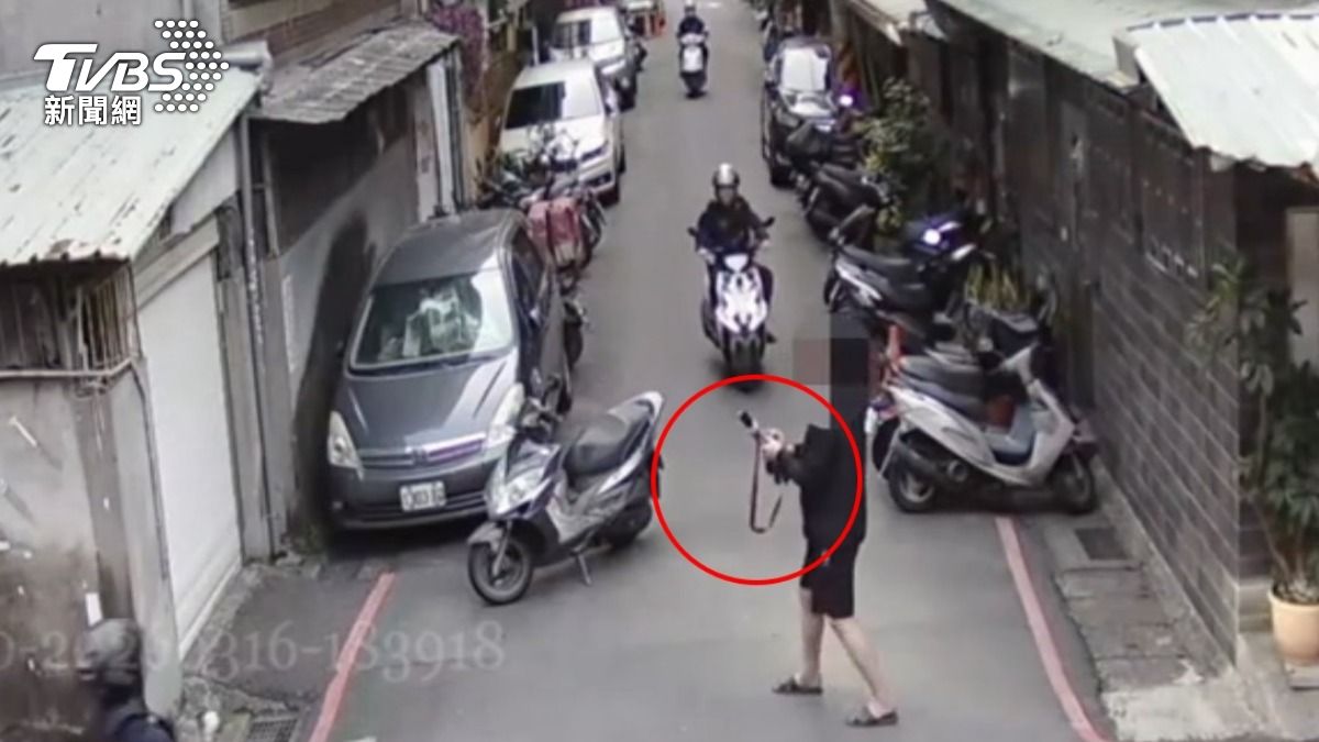 不滿孩衝路中遭騎士斥責，父當街亮槍被報警。（圖／TVBS）