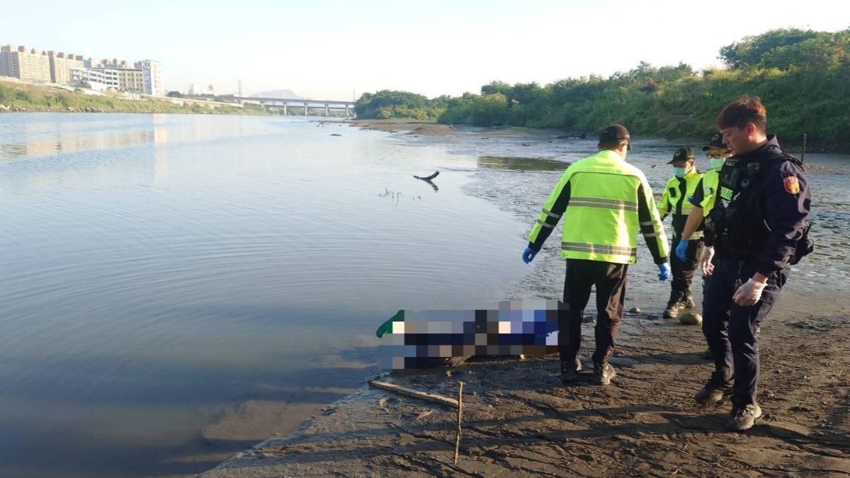 快訊/新北浮洲橋驚見男浮屍「遺體腫脹」 釣客嚇壞急報警