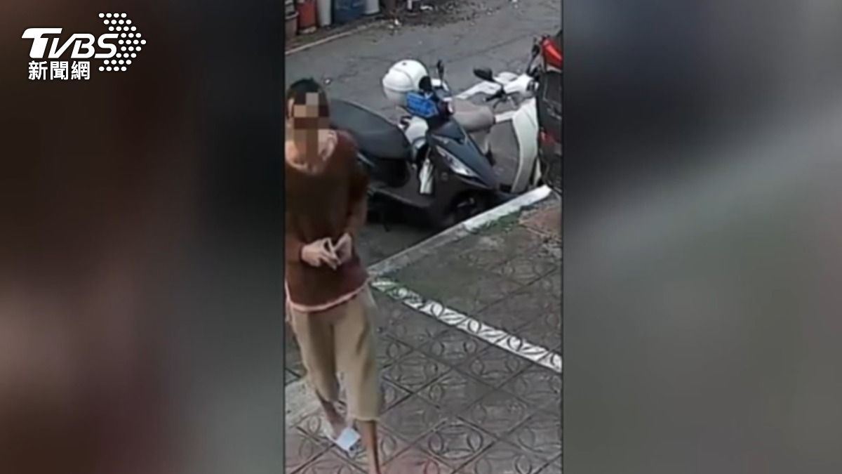 桃園觀光夜市一間美髮店，遭賊闖進店內偷走近萬元營業額。（圖／TVBS）