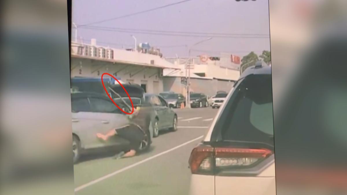兩車爆發行車糾紛，疑似前車綠燈未起步遭後車按喇叭，前車駕駛與妻兒3人持木棍下車理論時，後車駕駛稱打錯檔暴衝撞傷2人。（圖／翻攝Threads_lucienphin）
