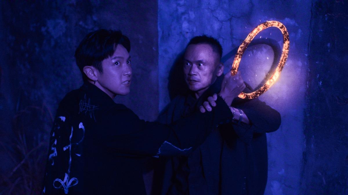 柯震東（左）劇中手持乾坤圈與陳以文決鬥氣勢凌厲。（圖／Netflix提供） 