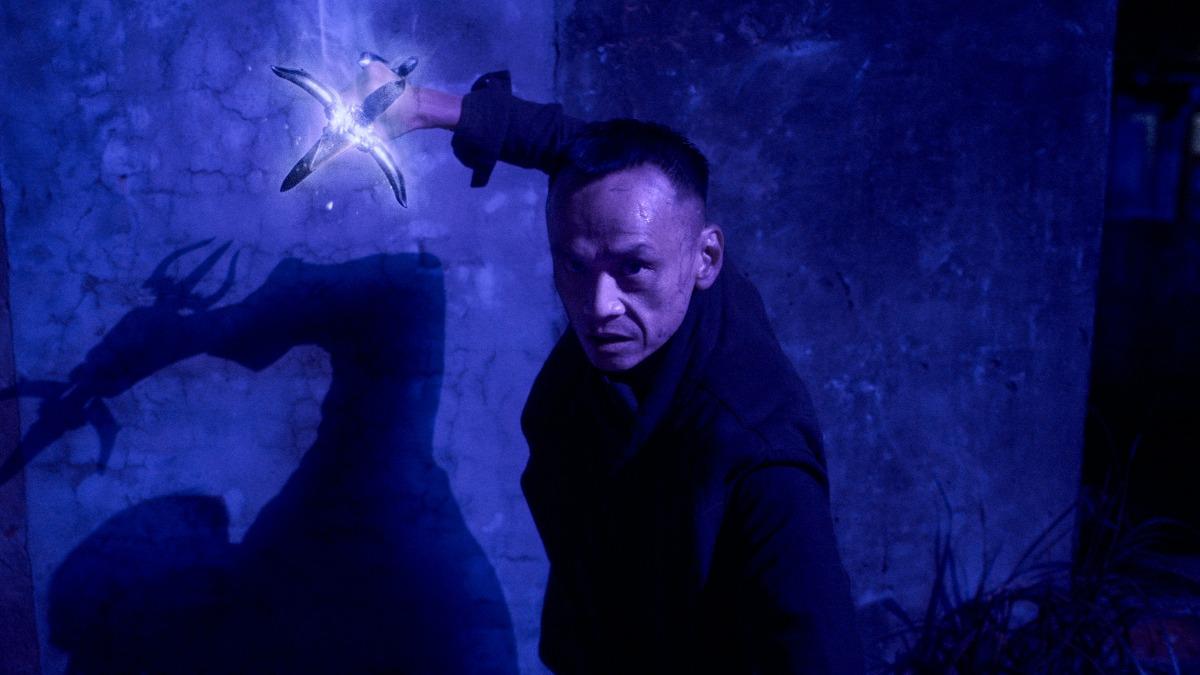 陳以文飾演的角色陳七殺，手持利刃準備對柯震東展開攻擊。 （圖／Netflix提供） 