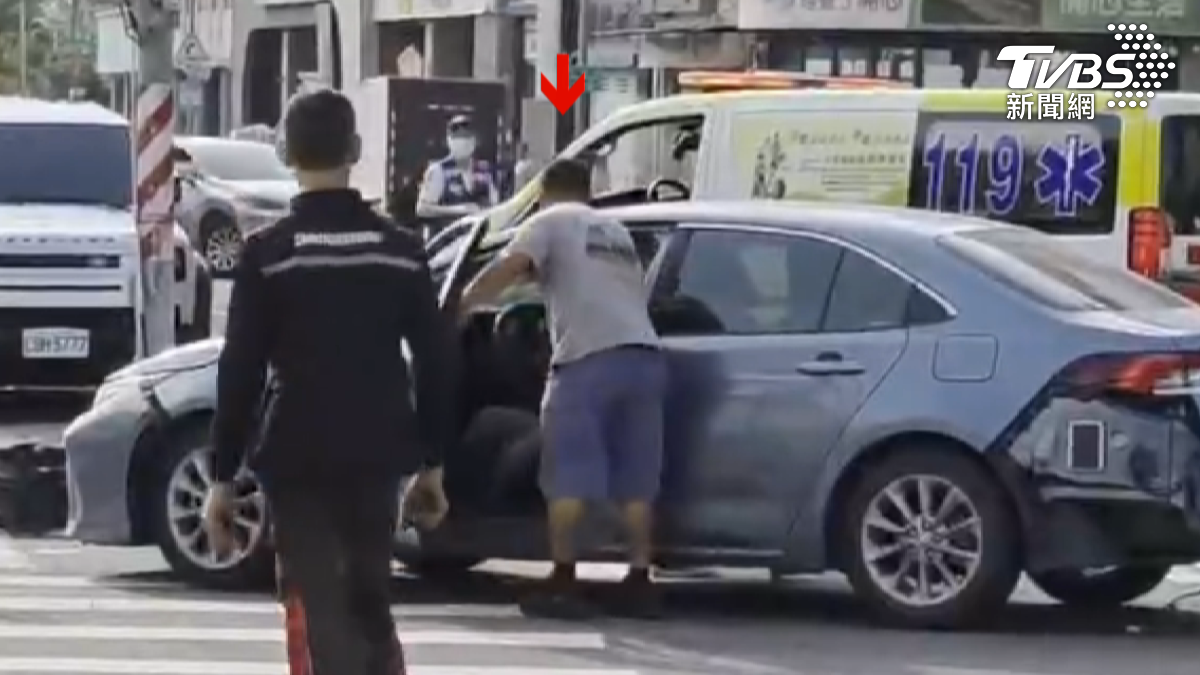 高雄日前發生一起行車糾紛衝撞事件,一名修車廠老闆不畏危險衝上前,直接拔掉肇事者車鑰匙阻止衝突擴大。(圖/TVBS)
