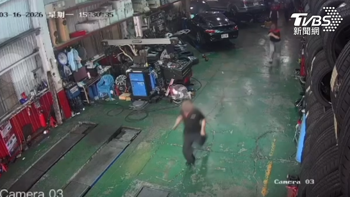 修車廠監視器畫面完整記錄事發當下,老闆與員工通通衝了出去。(圖/TVBS)