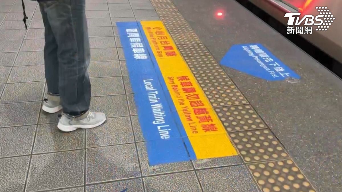 為了拍照跨越月台黃線,最高可能挨罰7千5百元。(圖/TVBS)
